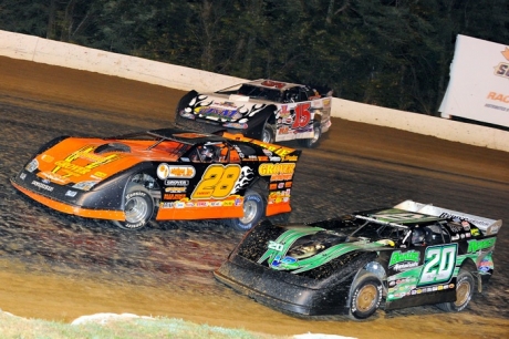 Jimmy Owens (20) moves into third. (thesportswire.net)