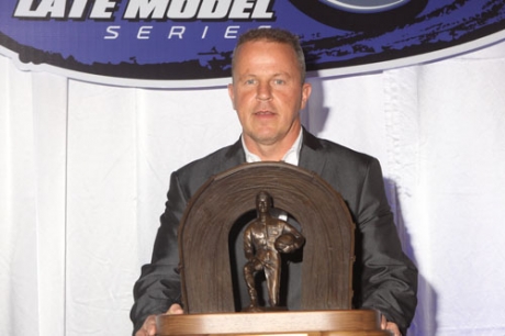 Darrell Lanigan shows off his championship trophy. (pbase.com/cyberslash)