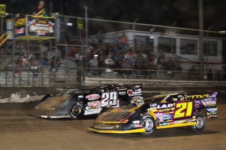 Billy Moyer (21) fought off Darrell Lanigan (29) in the final laps Friday. (stlracingphotos.com)
