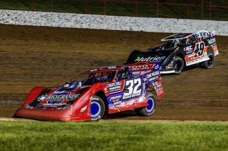 Bobby Pierce (32) overtakes Jonathan Davenport (49). (heathlawsonphotos.com)
