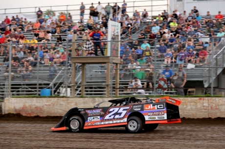 Chad Simpson wins at Mason City. (Mike Ruefer)