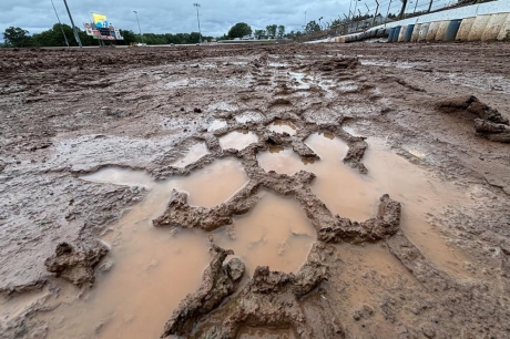 Wet conditions Friday at Lernerville Speedway. (heathlawsonphotos.com)