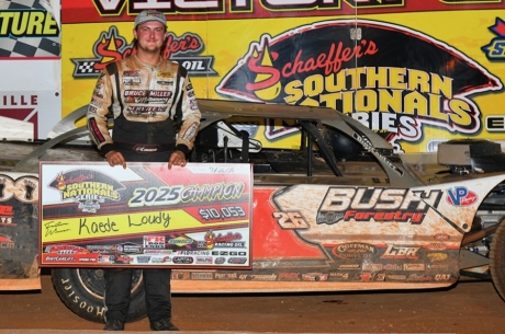 Kaede Loudy shows off his title check. (mrmracing.net)