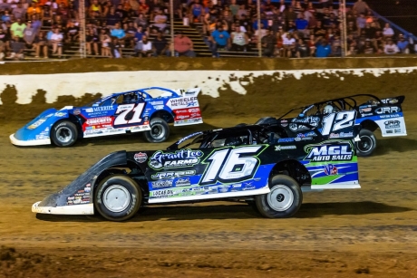 Justin Rattliff (16) battles at Florence. (heathlawsonphotos.com)