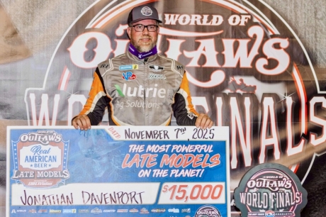 Jonathan Davenport in victory lane. (Zach Yost)