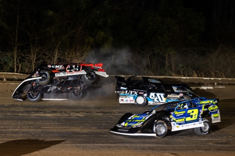 Jonathan Davenport (49) crashes with Kyle Bronson (40b). (Heath Lawson)