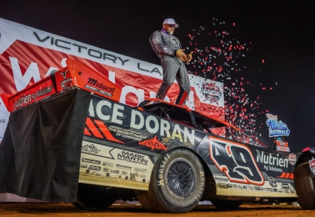 Jonathan Davenport's crotch chop. (heathlawsonphotos.com)