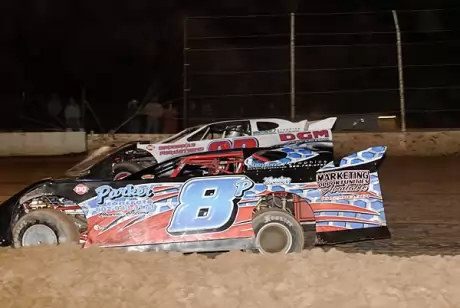 Lonnie Parker Jr. (8P) heads for the front. (yourracepictures.com)