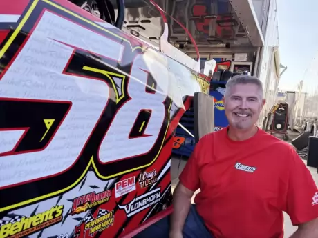 Ken Roberts and the team's throwback wrap. (DirtonDirt)
