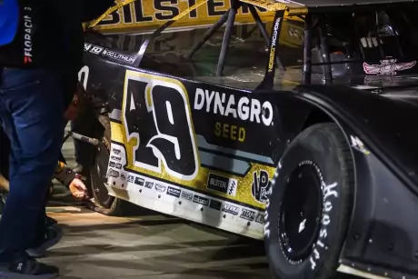 Jonathan Davenport's crew replaces a flat tire. (Zach Yost)