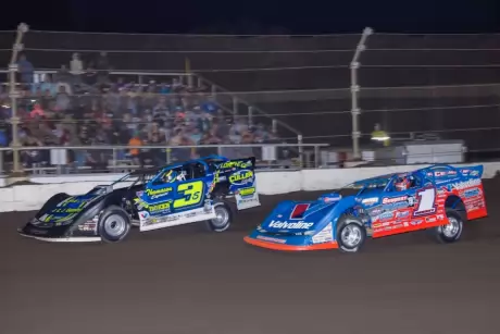 Brian Shirley (3s) leads early at Fairbury. (B.A Racing Photos by Branden Aeling)