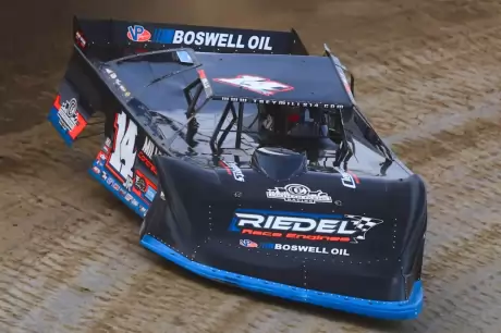Trey Mills heads for heat victory at Eldora. (joshjamesartwork.com)