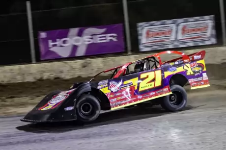 Billy Moyer heads to victory at Benton Speedway. (highsideraceshots.com)