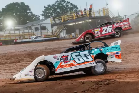 Dan Ebert (60) works Lernerville's inside lane. (heathlawsonphotos.com)