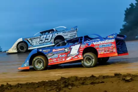 Devin Moran (99) and Brandon Sheppard (1) battle for the lead. (heathlawsonphotos.com)