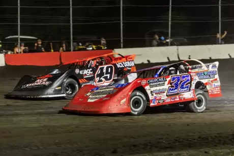 Jonathan Davenport (49) takes second from Bobby Pierce (32). (heathlawsonphotos.com)
