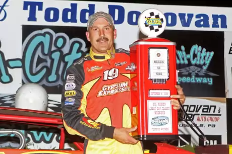 Tim Fuller picks up his seventh winning WoO trophy. (pbase.com/cyberslash)