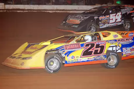 Shane Clanton (25) wrestles the lead from David Breazeale (54). (DirtonDirt.com)