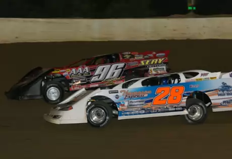 Terry English (96) battles Dennis Erb Jr. (28). (kohlsracingphotos.com)