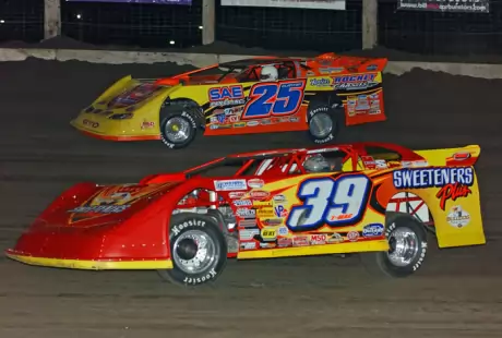 Shane Clanton (25) and Tim McCreadie (39) battle up front early. (de-photos.com)