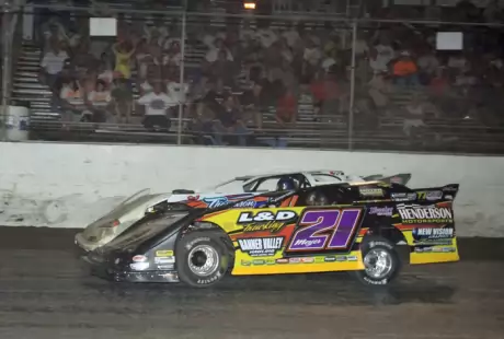 Billy Moyer (21) moves past leader Dennis Erb Jr. (stlracingphotos.com)