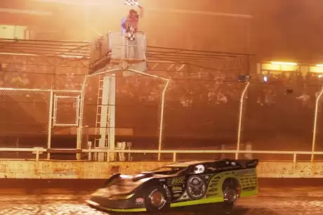 Scott Bloomquist takes the checkers at Lone Star Speedway. (Alton Cotton)