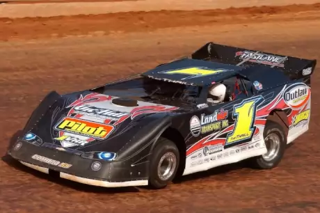 Vic Hill heads for victory at Tazewell. (Brian McLeod)