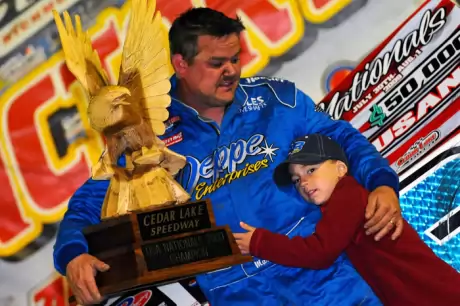 Samuel joins his dad Jimmy Mars after his 2009 USA Nationals victory. (thesportswire.net)