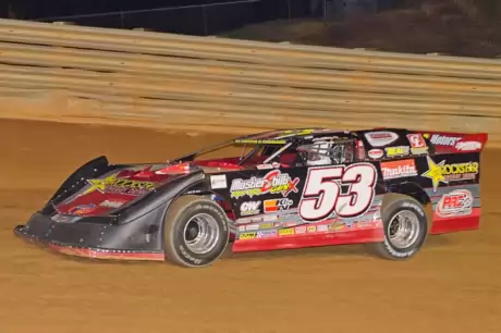 Ray Cook heads for victory at Volunteer Speedway. (Gary Laster)