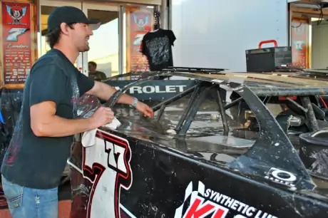 Jared Landers got some extra help in the pits at Whynot. (DirtonDirt.com)