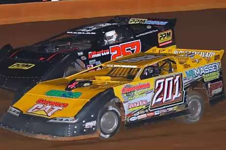 Billy Ogle Jr. (201) jumps ahead on the start of Smoky Mountain's SRRS feature. (Chad Wells)