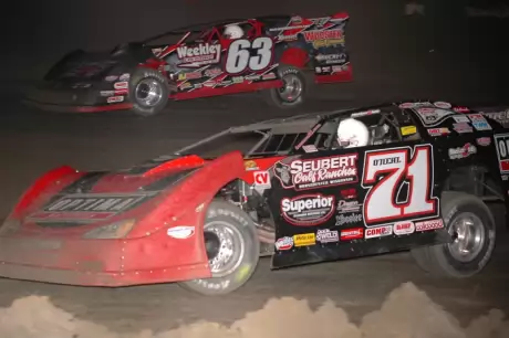 Don O'Neal (71) moves by Doug Drown on his way to victory. (DirtonDirt.com)