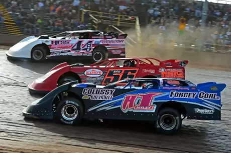 Dave Hess Jr. (44) works the top groove against Russ King (56) and Jared Miley (H1). (jmsprophoto.com)