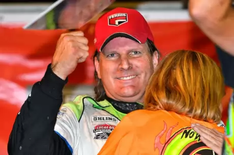 Scott Bloomquist gives a fist pump in victory lane. (thesportswire.net)
