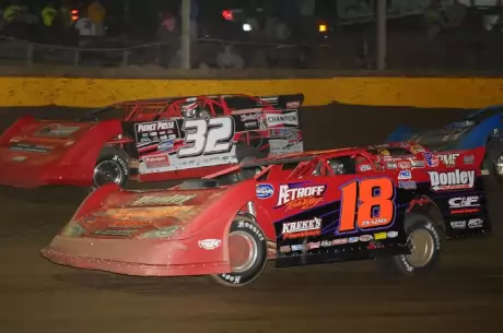 Shannon Babb (18) goes by fellow Illinois driver Bobby Pierce. (chrisburback.com)