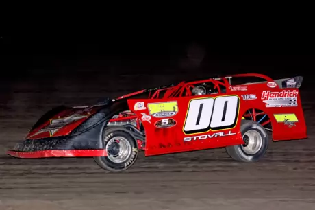 Jesse Stovall heads toward victory at Salina. (Ron Mitchell)