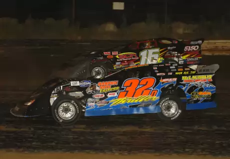 Darren Miller (32D) overtakes Terry English (96). (erikgrigsbyphotos.com)